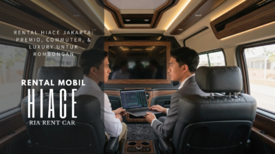 Dua eksekutif bekerja menggunakan laptop di interior mewah Toyota Hiace luxury rental Jakarta oleh Ria Rent Car