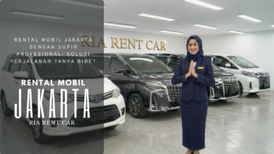 Customer service Ria Rent Car menyambut pelanggan di showroom dengan armada Hiace untuk layanan rental mobil Jakarta dengan supir profesional